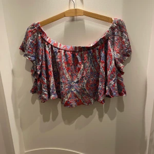 Off the shoulder crop top  - Off the shoulder crop top from Zara. Passat jättebra med höga jeans/byxor eller skjöl 😍
