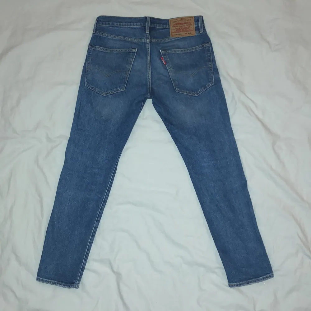 Säljer ett par Leviś jeans då jag inte har använt dom på ett tag. Jag är 183cm lång och passar bra på mig. Jeansen är ungefär 1,5 år gammla, inte använt så mycket så är i bra skick. Jeans & Byxor.