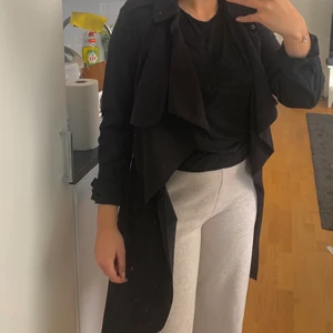 Trenchcoat, St 36 - Säljer min trencoat som är använd ett par gånger men i väldigt god skick! Väldigt luftig och passar till våren! Storlek 36! Från H&M