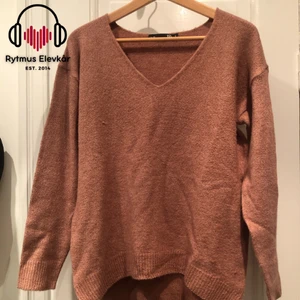 Rosa tröja - Rosa långärmas tröja i strl S. Säljs av Rytmus Stockholms Elevkår, alla kläder som säljs har skänkts utav elever på Rytmus och de pengar som samlas in från klädinsamlingen ges oavkortat till WWF. Ta chansen och köp fina kläder second hand och bidra på samma gång till att bevara miljön!