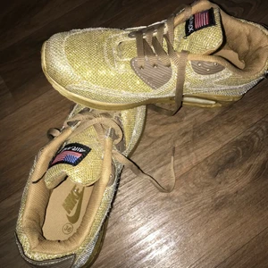 Nike  - Säljer dessa nike air skor med färgen guld glitter! Jättefina och passar perfekt. Strl 37 kan sitta som 36 också. 