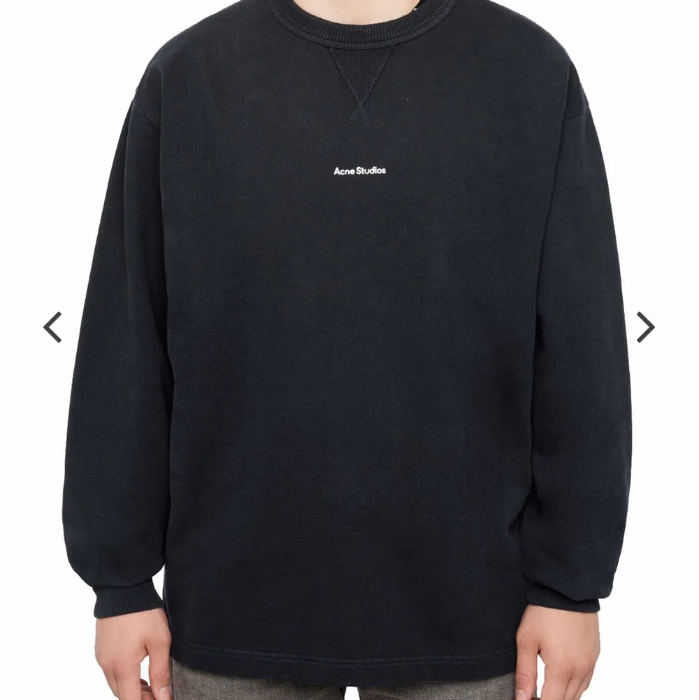 Jag säljer min acne studios sweatshirt då den inte kommer till användning pga fel storlek. Den är i storlek M och oversized, färgen är gråsvart. Knappt använd så i superbra skick. Skriv för fler bilder eller om du vill lägga ett bud😊. Hoodies.