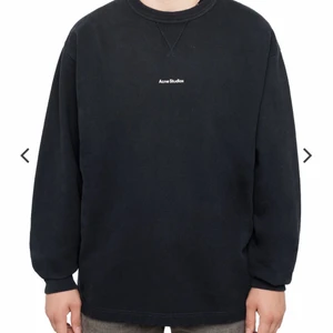 Acne studios sweatshirt - Jag säljer min acne studios sweatshirt då den inte kommer till användning pga fel storlek. Den är i storlek M och oversized, färgen är gråsvart. Knappt använd så i superbra skick. Skriv för fler bilder eller om du vill lägga ett bud😊