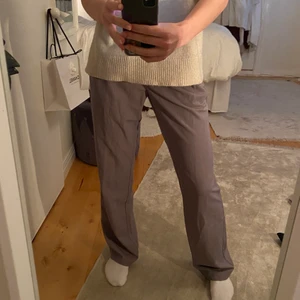 Kostymbyxor gråa na kd - Jättefina ljusgråa kostymbyxor från Na-Kd. Sitter perfekt och faller jättefint. Jag är 166 och de sitter bra på mig men skulle även kunna passa en längre.❤️❤️❤️❤️