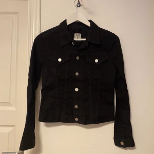 Jeansjacka - Svart jeansjacka använd sparsamt 
