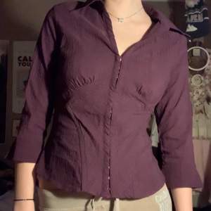 Skjorta i bra skick från äldre h&m. Lite korsett liknande typ och sitter väldigt bra och skönt👍 Meddela om fler frågor o pris kan diskuteras vid snabb affär 💞
