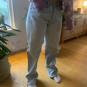 Levi’s jeans   - Säljer mina jeans från Levi’s då det är lite stora. Super sköna och fin färg. Använda fåtal gånger💓 Priset + frakt! 