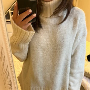 Stickad tröja, HM - Oversized vit stickad tröja från HM, supermjuk och mysig. KÖP DIRKT: 200kr 