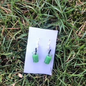 Boba örhängen💚 - Jag tycker att det är väldigt fin färg. Det kostar 16kr❤️💚🌴