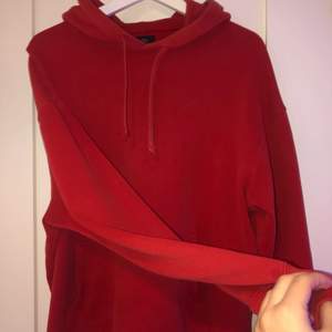 säljer nu min älskade röda hoodie från river island, fint skick och passar större än s också skulle jag säga. Säljer pågrund av att jag behöver pengar😩 säljer fler hoodies i min profil 