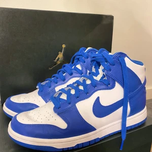 Dunk High ”Blue White” - säljer dessa ”Game Royal Dunk Highs” då jag tyvärr inte passar i storlek 41. Köpte dessa för 2500kr och har endast använt dem en gång. Beskrivningen för hur köpet utförs finns i profilen 🥰