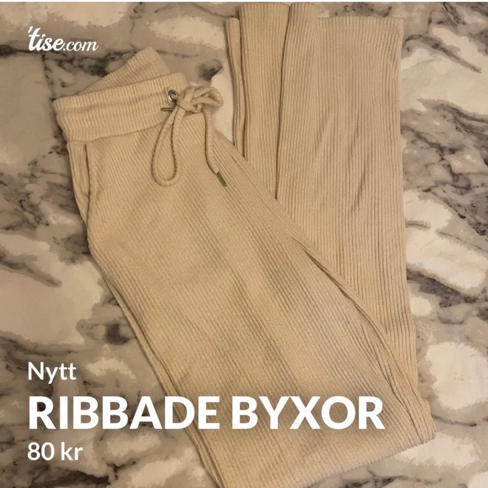 Ribbade byxor från New yorker använda 2 gånger inga defekter super fina ock sköna. Jeans & Byxor.