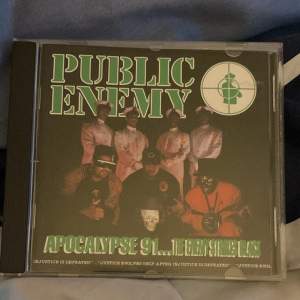 Säljer public enemy album provad en gång låter bra och har bra ljud quality 