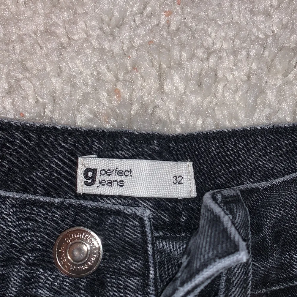 Säljer mina svarta byxor från Gina med slits säljer dem pga att dem är försmå💕 sitter väldigt fint på ganska små i storleken💕 skriv för bilder på och för intresse💕köpta för 600kr o är i bra skick . Jeans & Byxor.