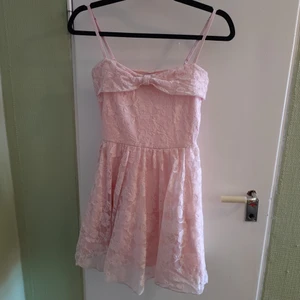 Rosa gullig spetsklänning från Gina Tricot - Endast använd en gång, superfin ljusrosa spetsklänning i stretchigt tyg med ställbara axelband.