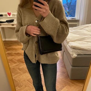 Svart väska - Jättesnygg väska som passar till allt! Det är en lång kedja men som jag har knutit upp på första bilden, så på så sätt kan man avgöra själv hur lång man vill ha den. Använd men i fint skick. Säljer pga att jag har köpt en liknande. Köparen står för frakten!