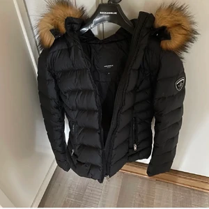 Rock and blue jacka  - Säljer denna trendiga vinter jackan. Blev fel storlek, tog av lappen innan jag testade därför går det inte att skicka tillbaka så säljer istället. Orginal pris är 2400kr och säljer för 1500, går att pruta ner. Skriv privat för bilder på/fler bilder. Storlek 40 så passar xxs-m och även liten L beror på hur man vill att den ska sitta, skickar postbevis och bild på kvitto. Inga alls defekter. Kan bytas mot ett helt juicy sett💜 