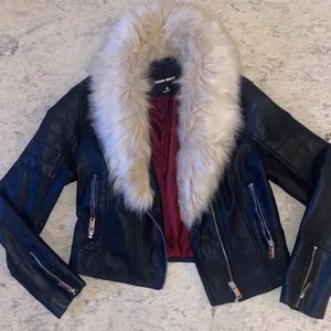 Skinnjacka med päls  - Aldrig använd skinnjacka med stor, fluffig pälskrage och fina detaljer. Storlek 40 men den är väldigt liten i storlek och passar på mig som är S/M 