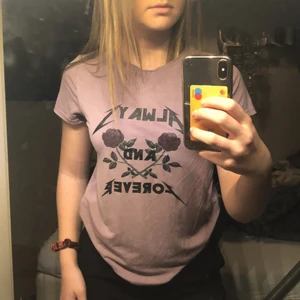 Lila t-shirt med text, strl S - Knappt använt detta plagg (är i bra skick utan hål eller någon annan skada). Från Cubus, har dock tyvärr klippt bort lappen då det kliade mycket när jag väl använde plagget. 