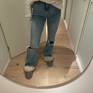 Jeans - Så fina jeans från Stradivarius i storlek 32, ganska stora i storleken så passar nog större också! Lite långa för mig som är 165 cm🤍
