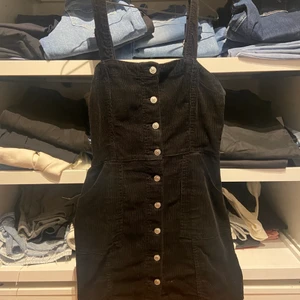 Klänning  - Gullig klänning från hm storlek 40 men passar mig som har 38. Be om fler bilder om ni vill. Använd fåtal gånger🖤