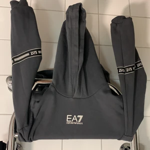 Ea7 - Säljer denna ea7 hoodie i nytt skick 