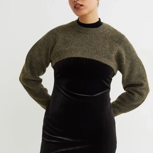 stickad grön tröja - Endast använd en gång, säljer då jag inte får användning för den🤍 passar alla storlekar beroende på hur man vill att den ska sitta