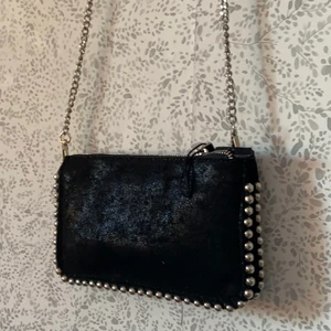 Trendig zara väska  - Jag säljer denna snygga zara väska jag har andhämtning den ett fåtal gånger och nästan i ny sikck mötas upp eller leverans 