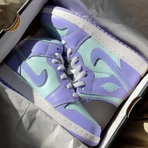 Jordan 1  - Säljer mina jordan 1 mids då de tyvärr blivit försmå. Jättefint skick <3 Köpt för 2,300 tusen och de är knappt använda. HÖGSTA BUD 1350kr. Köp direkt för 1500!