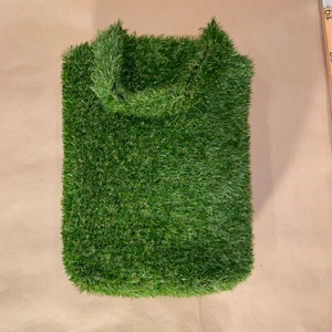 Astro Turf Tote Bag  - En riktigt fet tote bag gjort på konstgräs. Inget märke eller designer vad jag känner till. Be gärna om fler bilder!         Mått: höjd 43cm, beredd 27cm, djup 20cm, omkrets 90cm 