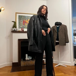 Läder jacka  - Tung klassisk läderjacka Spetsiga slag Sidofickor Innefickor Lång modell Regular fit/normal passform Storlek 50