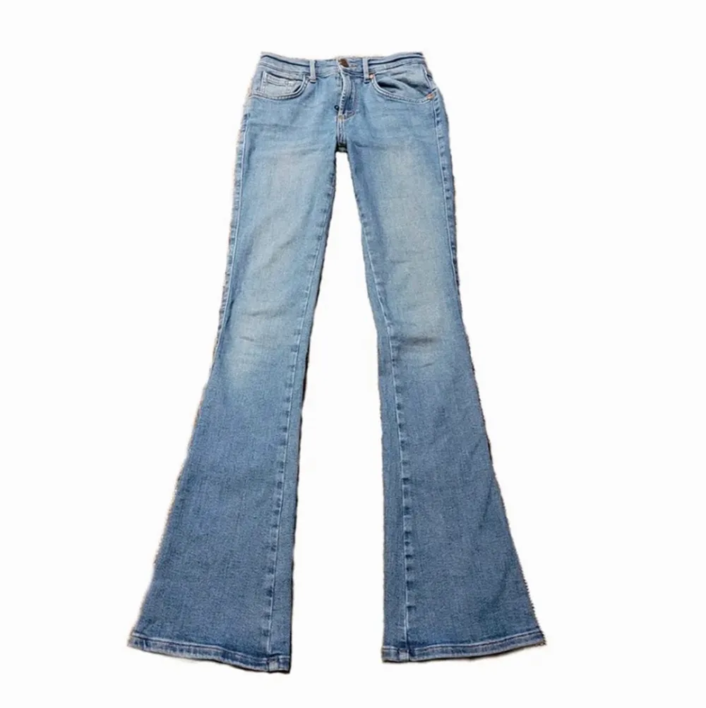 Supersnygga lågmidjade boocut jeans. Har tyvärr inga bilder med jeansen på men kan fixa några vid intresse. Första bilden är lånad från tjejen jag köpte dem av. Storlek XS och i fint skick. Innerbenslängden är 87 cm. 💘💘 200 kr + frakt men kan även mötas i Stockholm Eller Täby 💖. Jeans & Byxor.