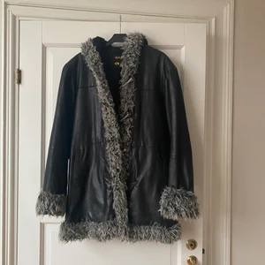 Trendig jacka med lurviga detaljer✨ - En jättecool jacka med lurviga detaljer och luva! Från märket Gatto och i storlek L men skulle säga att den är mer som en M. Den är i väldigt bra skick och passar suberbra nu till våren ✨☀️