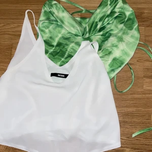 Toppar - Fina sommar toppar, den gröna har jättefin snörning i ryggen och den vita är lite mer genomskinlig. Båda är storlek M men passar S också! ☺️