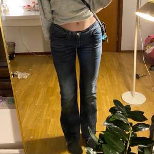 Hej säljer dessa acne jeans jag köpte för ett litet tag sedan!! Midjemått: ca 80cm  Passar bra på nån som är runt längden 160-170cm!!!