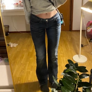 Acne jeans - Hej säljer dessa acne jeans jag köpte för ett litet tag sedan!! Midjemått: ca 80cm  Passar bra på nån som är runt längden 160-170cm!!!