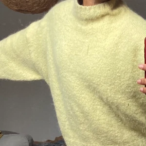 Gul stickad tröja  - Ljusgul💛 stickad tröja från WEEKDAY storlek M 