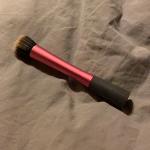 smink borste foundation - real techniques foundation brush. säljer för 60kr + frakt. skriv privat för mer frågor/bilder osv. 🧡