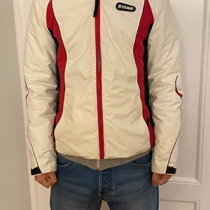 Colmar skidjacka M - Colmar vit skidjacka med rosa/cerisa sidor storlek M bra skick. Pris 500 kr. Om jag ska skicka den pris 599 kr. SMS eller Ring 0708942932