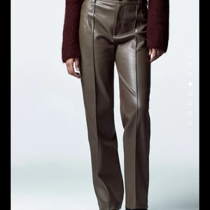 Raka skinnbyxor från zara - Skinnbyxor från zara, tyvärr har jag ingen bild med de på men kan skicka fler bilder på byxorna om det behövs. Tycker inte de passar på mig därav att jag säljer dem! 