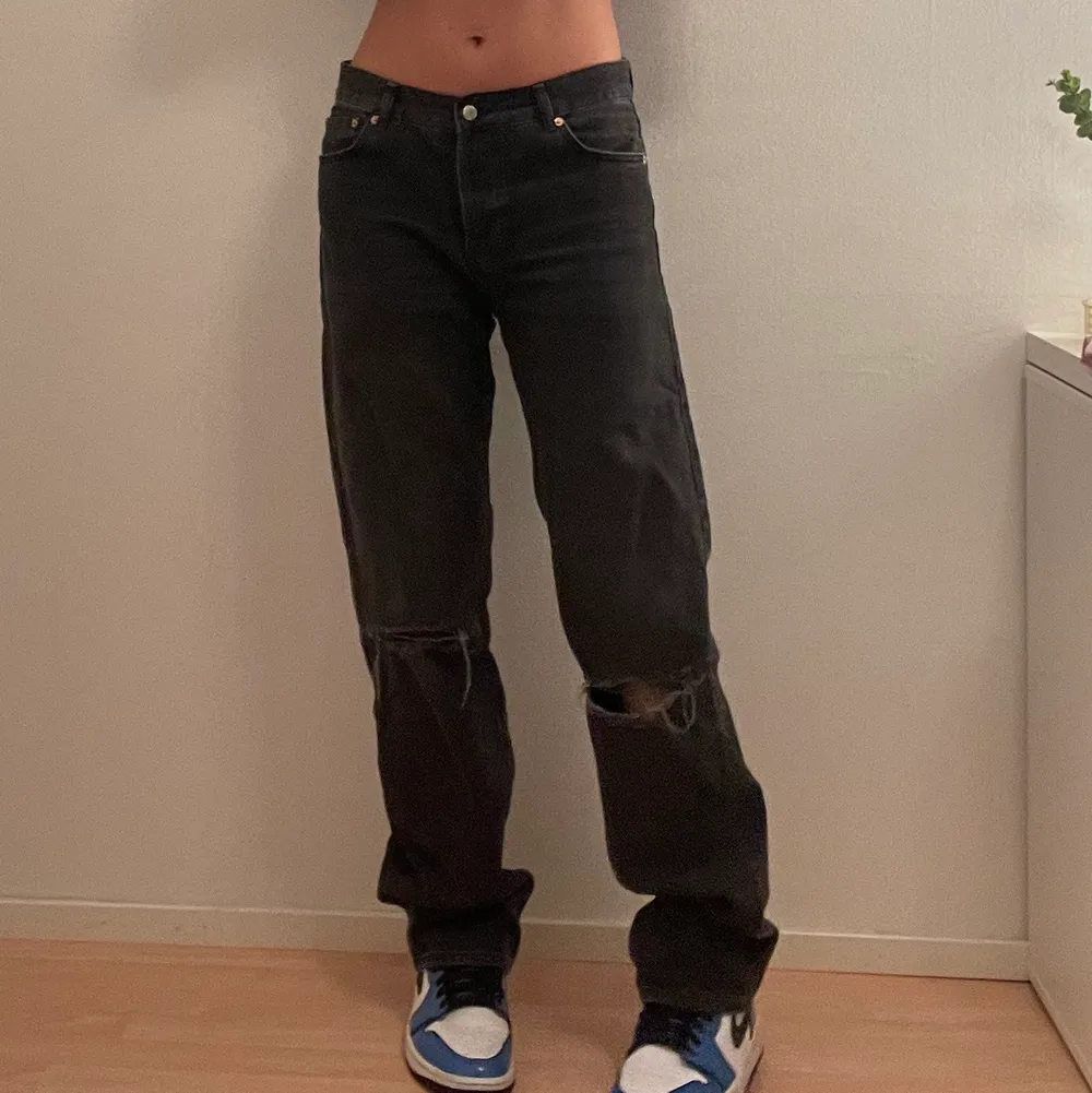 Detta är mina coola jeans från Junkyard och dem är i bra skick. Sitter bra i längden för mig som är 173.. Jeans & Byxor.
