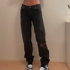 Svarta jeans - Detta är mina coola jeans från Junkyard och dem är i bra skick. Sitter bra i längden för mig som är 173.