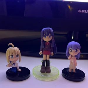 Fate figures - Kan mötas i Gbg annars står köparen för frakt!❤️ den med råsa hår har svårt att stå på sin stand :( det går att få henne rakt på den men lite trixigt. Köper alla i ett pack eller en för en ^^ ger den råsahårige gratis med ett pack eller den som köper först alla för - 100kr och en är 40kr ^^