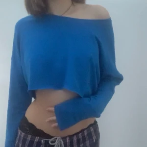 Bikbok tröja strl s blå - Super gullig croppad tröja från BikBok i strl s. Väldigt mysigt material å funkar perfekt som mys tröja. Skriv vid frågor.💖