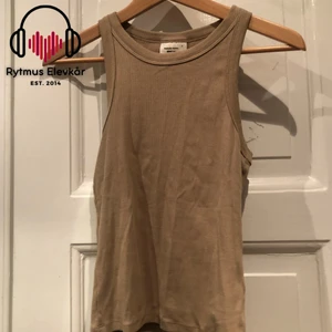 Beige linne - Beige linne i strl S. Säljs av Rytmus Stockholms Elevkår, alla kläder som säljs har skänkts utav elever på Rytmus och de pengar som samlas in från klädinsamlingen ges oavkortat till WWF. Ta chansen och köp fina kläder second hand och bidra på samma gång till att bevara miljön!