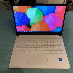 HP Laptop nyskick  - Köpte denna laptop till skolan men använde den aldrig, nu ligger den bara och jag vill bli av med den. Den är i helt nyskick, lådan finns tyvärr inte kvar men laddsladd medföljer.