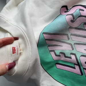 Levis - Kollegtröja från Levis. Fint skick, men 1 fläck på ena armen. Liten i storlek! Fraktar ❤️‍🔥