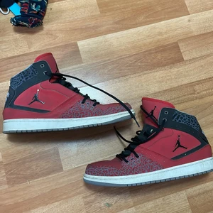 Jordan 1 Flight Fire Red - Jordan 1 i modellen ”Flight Fire Red”.                                     Använda cirka 12 gånger. Nästan som nya. Väldigt sällsynta, då dem gavs ut 2013. Begagnade säljes på hemsidan ”goat.com” för cirka 6000kr. Säljer dem för 2200kr. Tyvärr inge skokartong eller kvitto på dessa. Men 100% äkta, går med på att mötas och kolla upp dem på någon Nike hypebeast butik eller Nike (desss e köpta på Foot Locker)