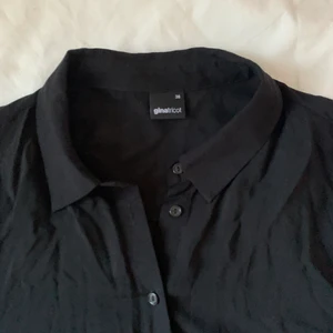 Svart skjorta - Svart, lite genomskinlig skjorta i luftigt material! Från GinaTricot i storlek 38! Frakt tillkommer❤️