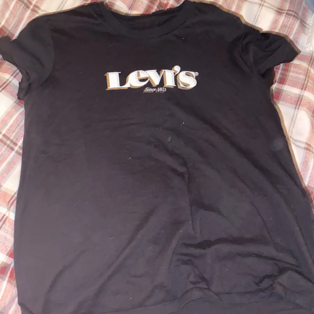 Snygg Levis tröja som aldrig kommer till användning!. T-shirts.